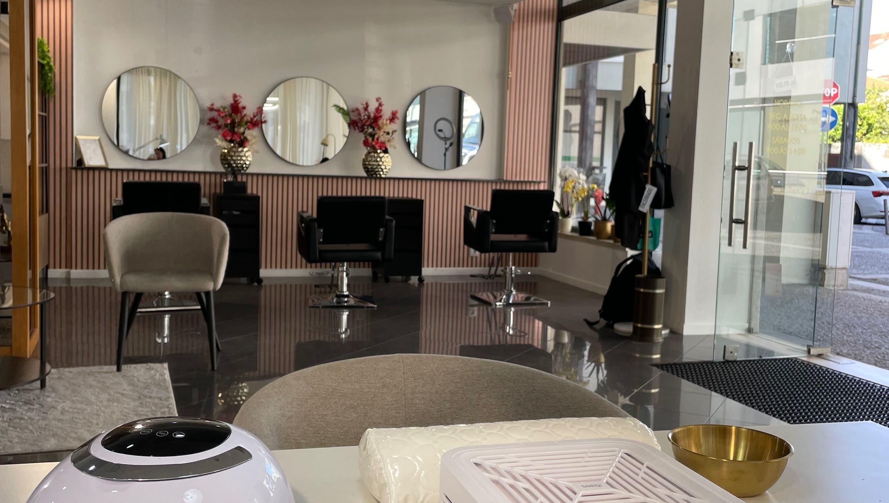 Interior moderno do Ana Carla Monteiro, Viana Do Castelo, PT, com espelhos redondos e cadeiras de salão.