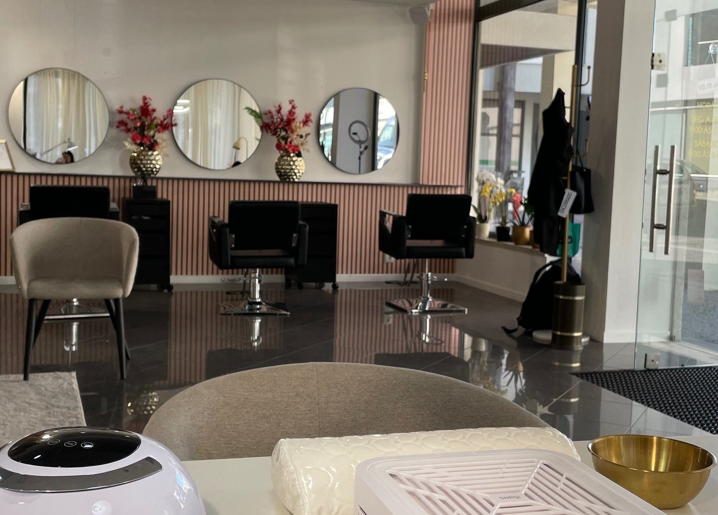 Interior moderno do Ana Carla Monteiro, Viana Do Castelo, PT, com espelhos redondos e cadeiras de salão.