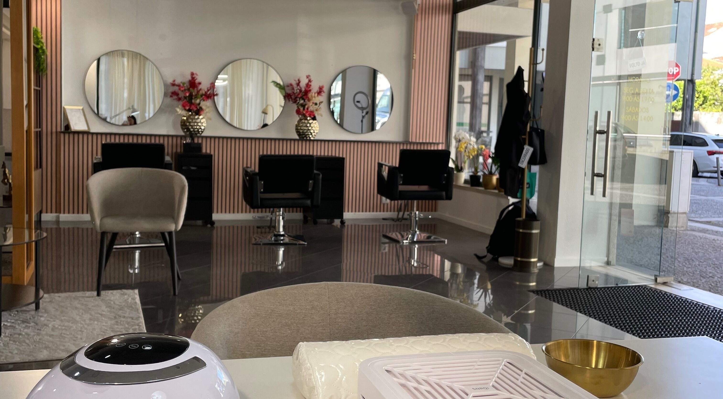 Interior moderno do Ana Carla Monteiro, Viana Do Castelo, PT, com espelhos redondos e cadeiras de salão.