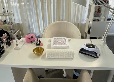 Mesa de manicure em Ana Carla Monteiro, Viana Do Castelo, Viana Do Castelo, PT, com polidores e equipamentos.
