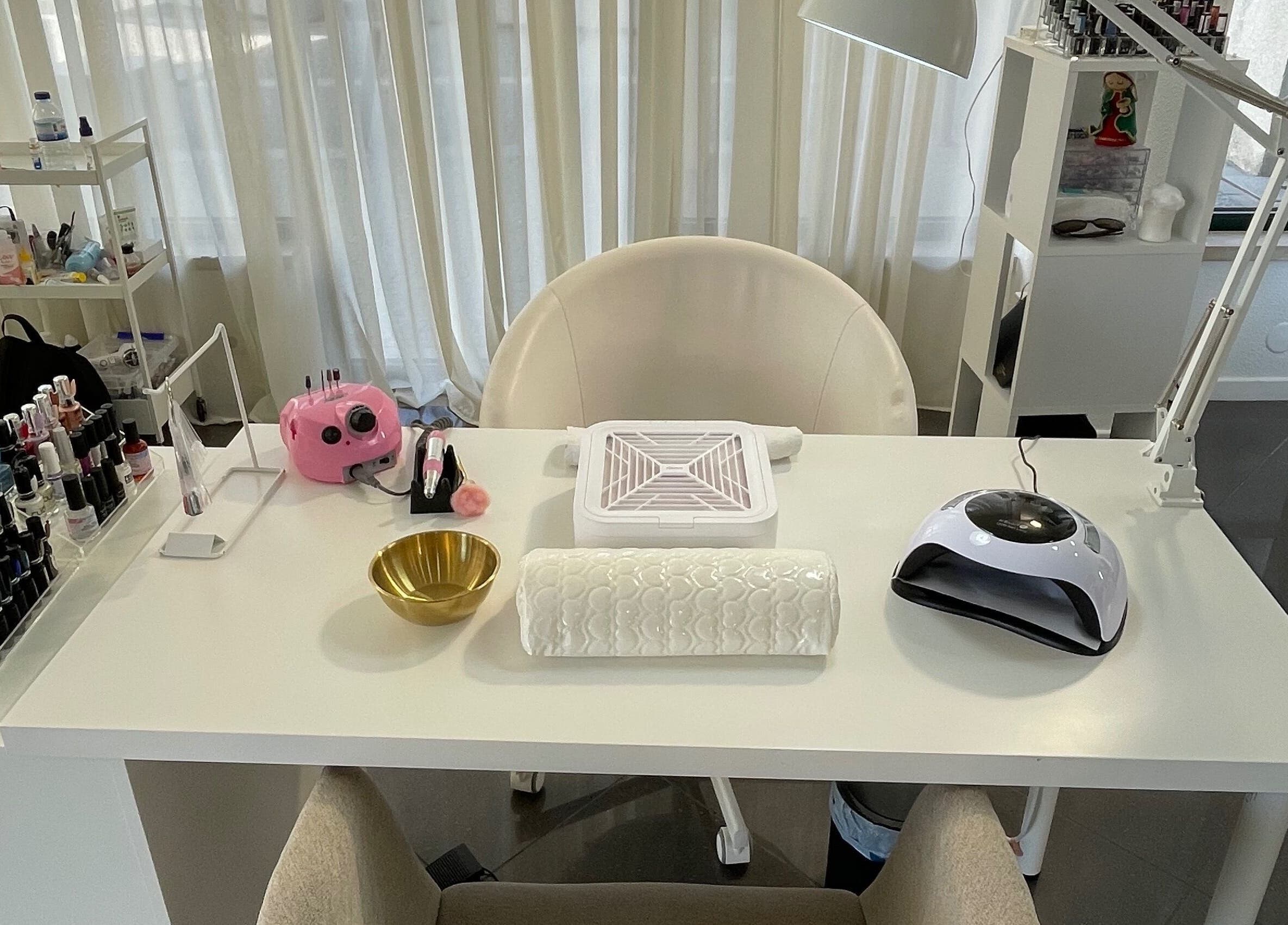 Mesa de manicure em Ana Carla Monteiro, Viana Do Castelo, Viana Do Castelo, PT, com polidores e equipamentos.