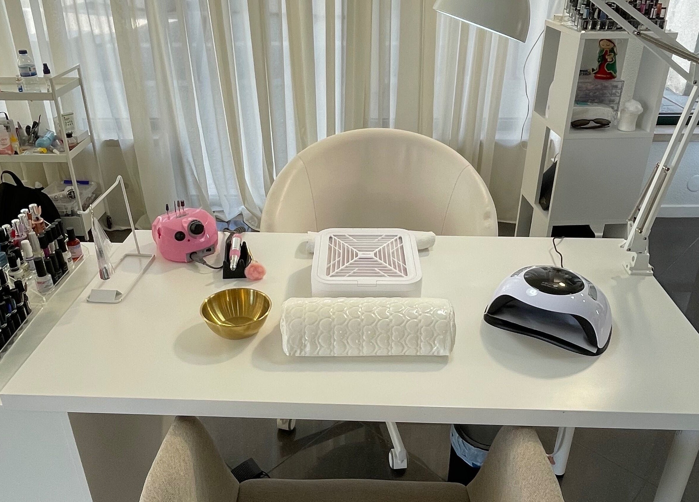 Mesa de manicure em Ana Carla Monteiro, Viana Do Castelo, Viana Do Castelo, PT, com polidores e equipamentos.