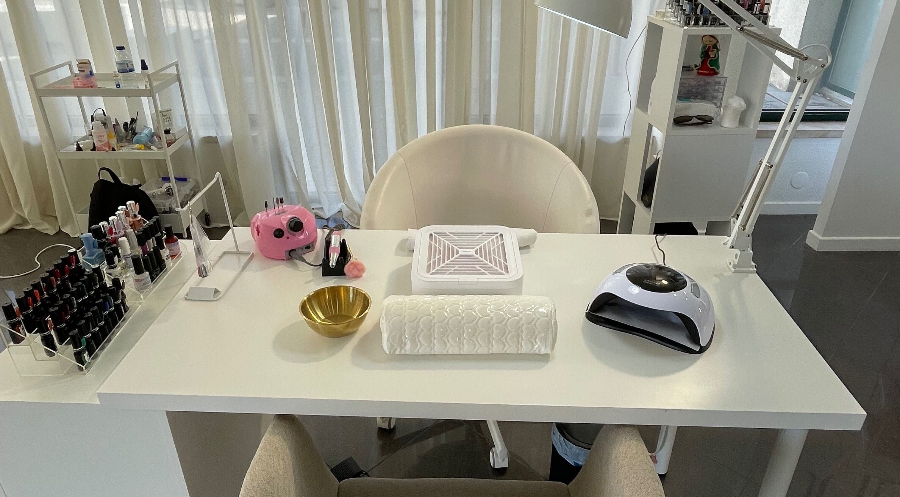 Mesa de manicure em Ana Carla Monteiro, Viana Do Castelo, Viana Do Castelo, PT, com polidores e equipamentos.