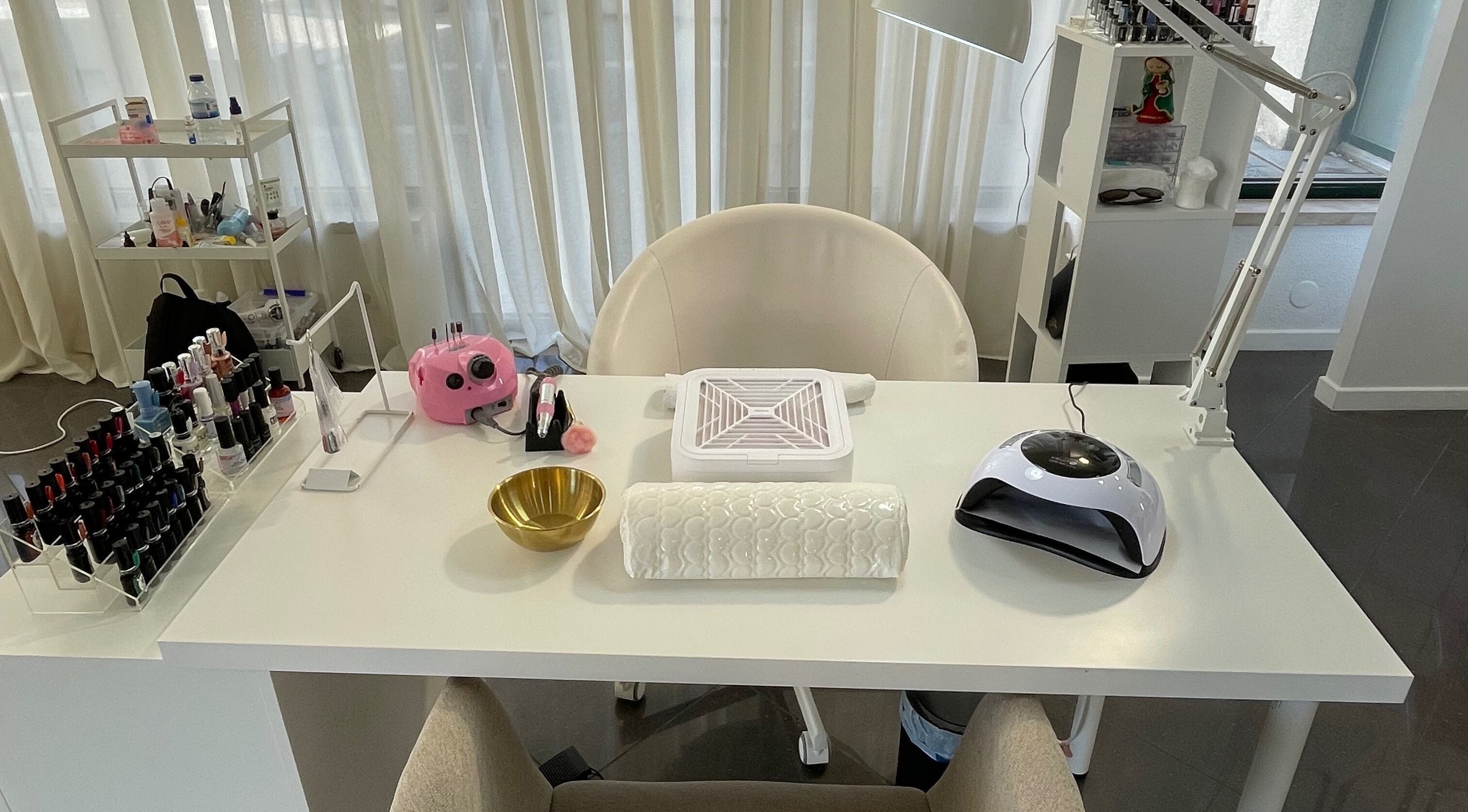 Mesa de manicure em Ana Carla Monteiro, Viana Do Castelo, Viana Do Castelo, PT, com polidores e equipamentos.