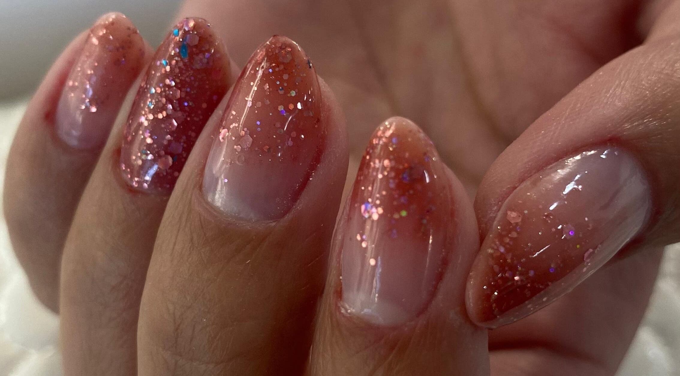 Unhas com glitter rosa feitas no Ana Carla Monteiro em Viana Do Castelo, Viana Do Castelo, PT.