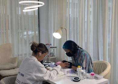 Serviço de manicure no salão Ana Carla Monteiro, localizado em Viana Do Castelo, PT.