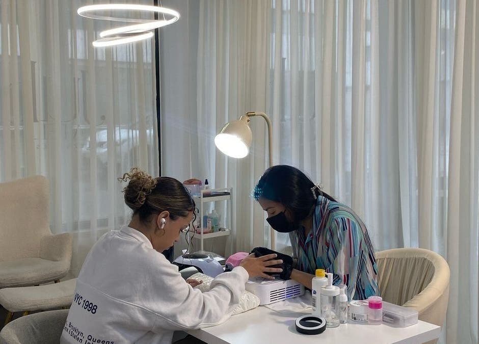 Serviço de manicure no salão Ana Carla Monteiro, localizado em Viana Do Castelo, PT.