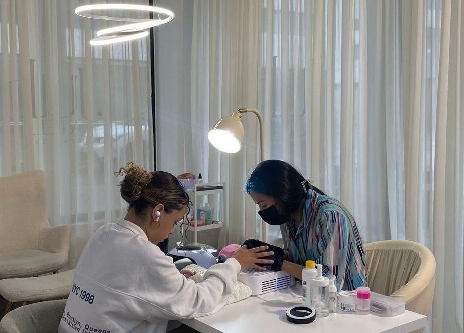 Serviço de manicure no salão Ana Carla Monteiro, localizado em Viana Do Castelo, PT.