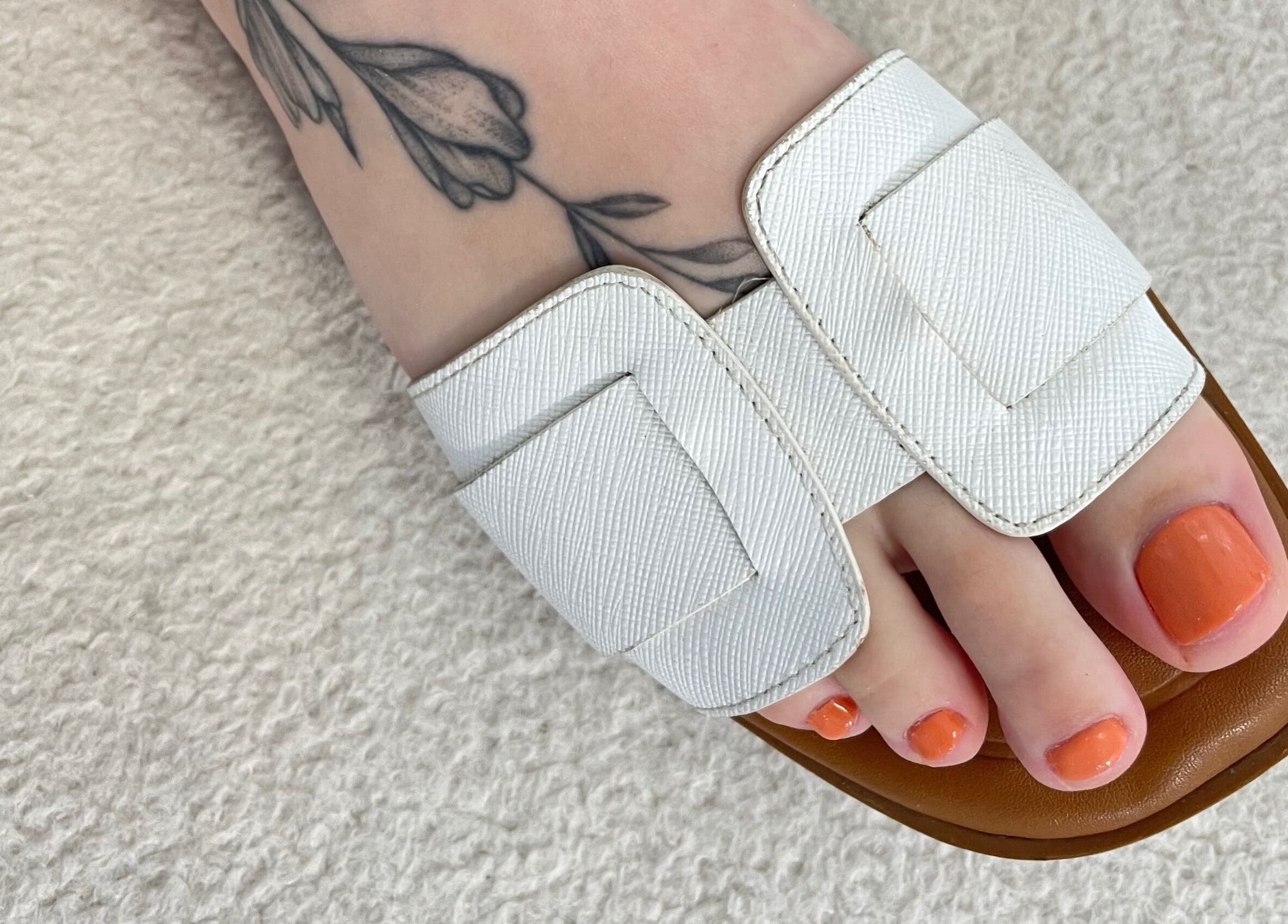 Sandálias brancas com pedicure laranja em Ana Carla Monteiro, Viana Do Castelo, Viana Do Castelo, PT.