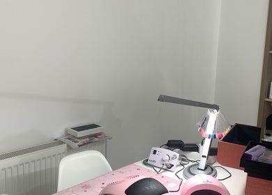 Masa de lucru creativă la Flossy Studio, Cluj-Napoca, Județul Cluj, RO, echipată pentru servicii manichiură.