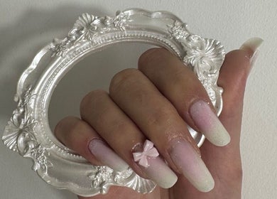 Unghii cu design roz elegant la Flossy Studio, Cluj-napoca, Județul Cluj, RO, reflexie într-o oglindă albă.