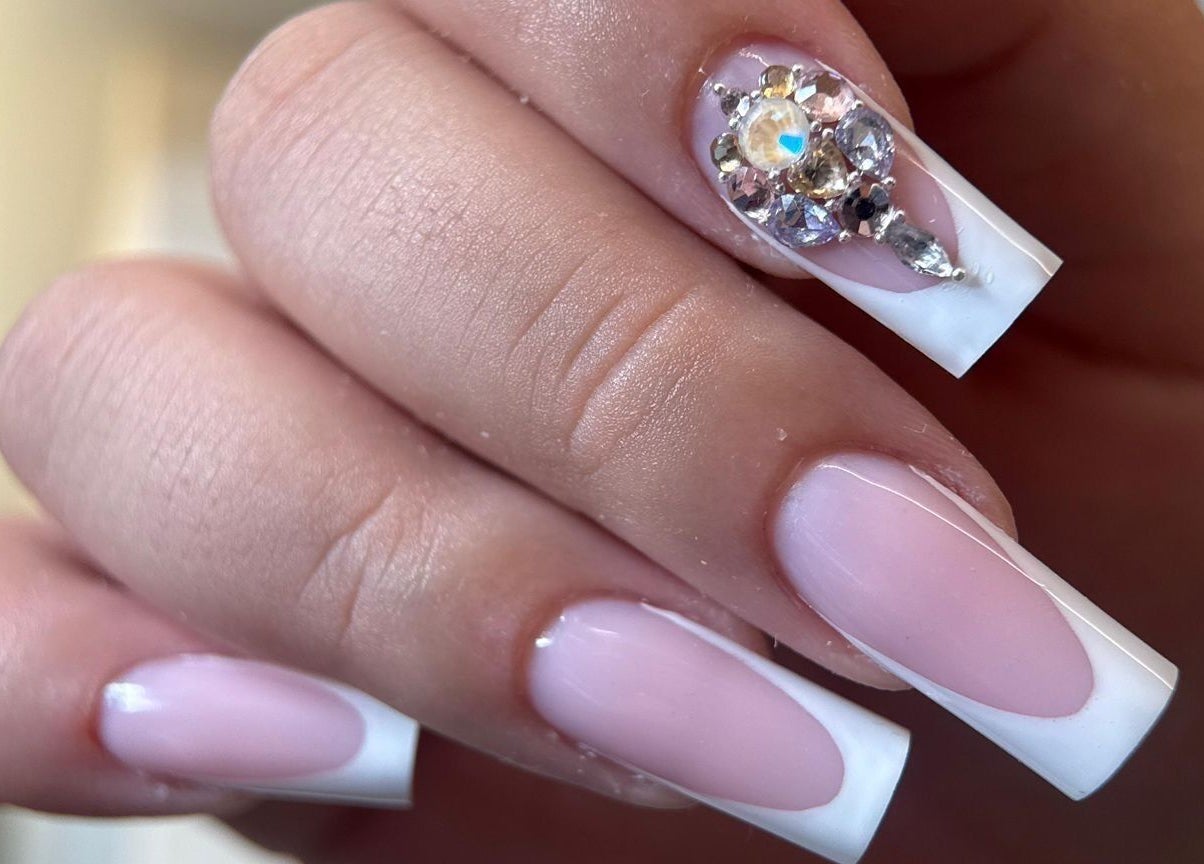 Unghii cu gel elegante la Flossy Studio, Cluj-napoca, Județul Cluj, RO, cu detalii strălucitoare.