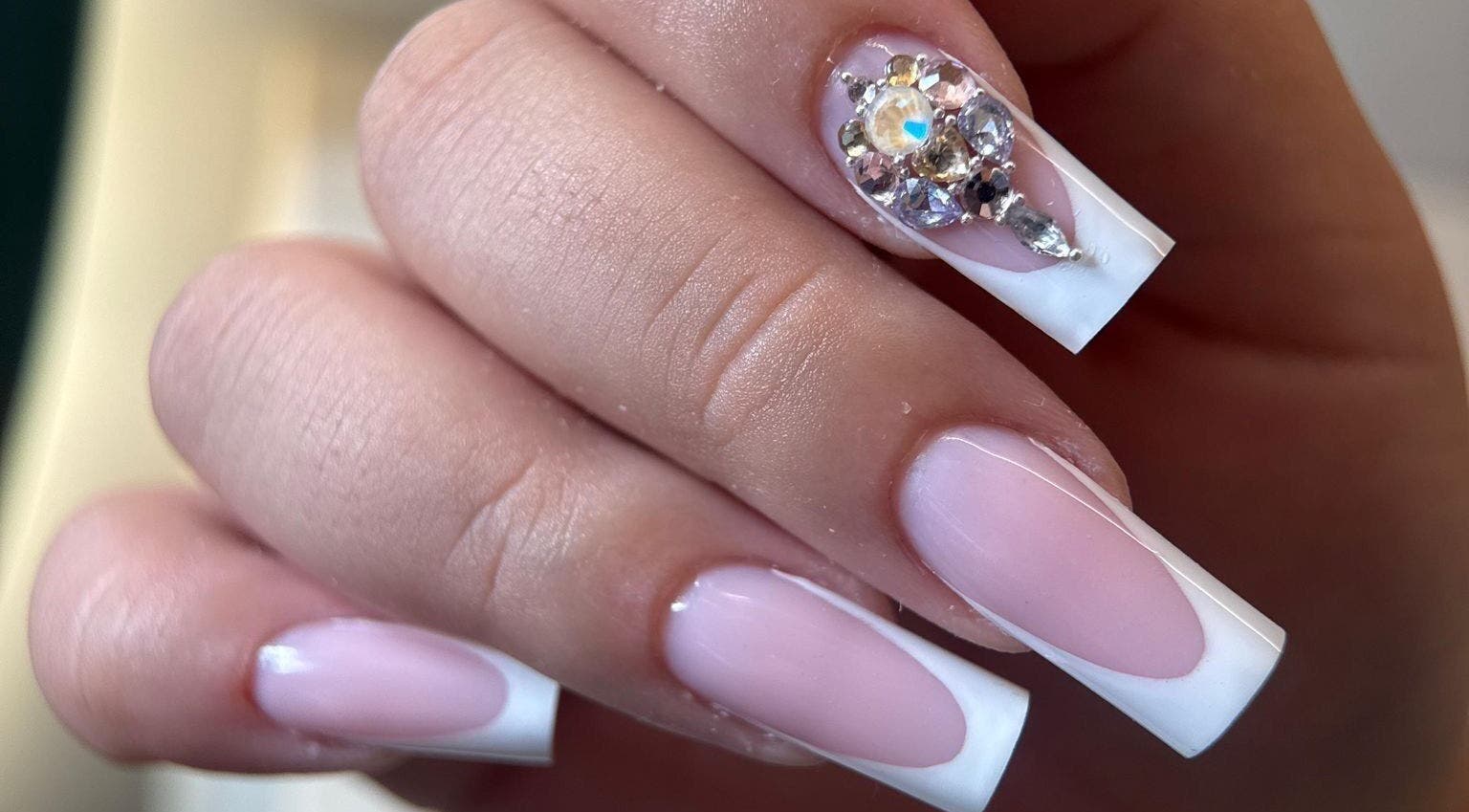 Unghii cu gel elegante la Flossy Studio, Cluj-napoca, Județul Cluj, RO, cu detalii strălucitoare.