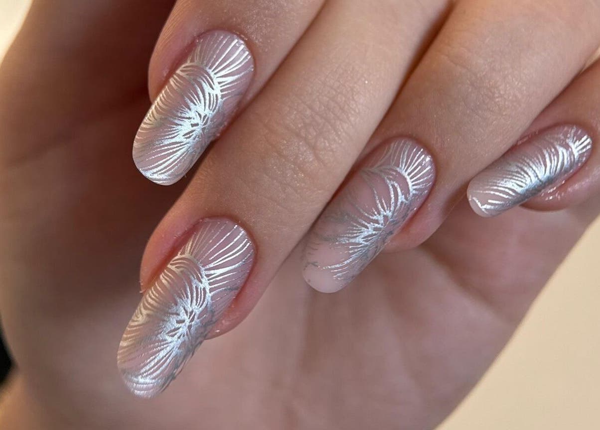 Design filigran alb pe unghii la Flossy Studio, Cluj-napoca, Județul Cluj, RO.