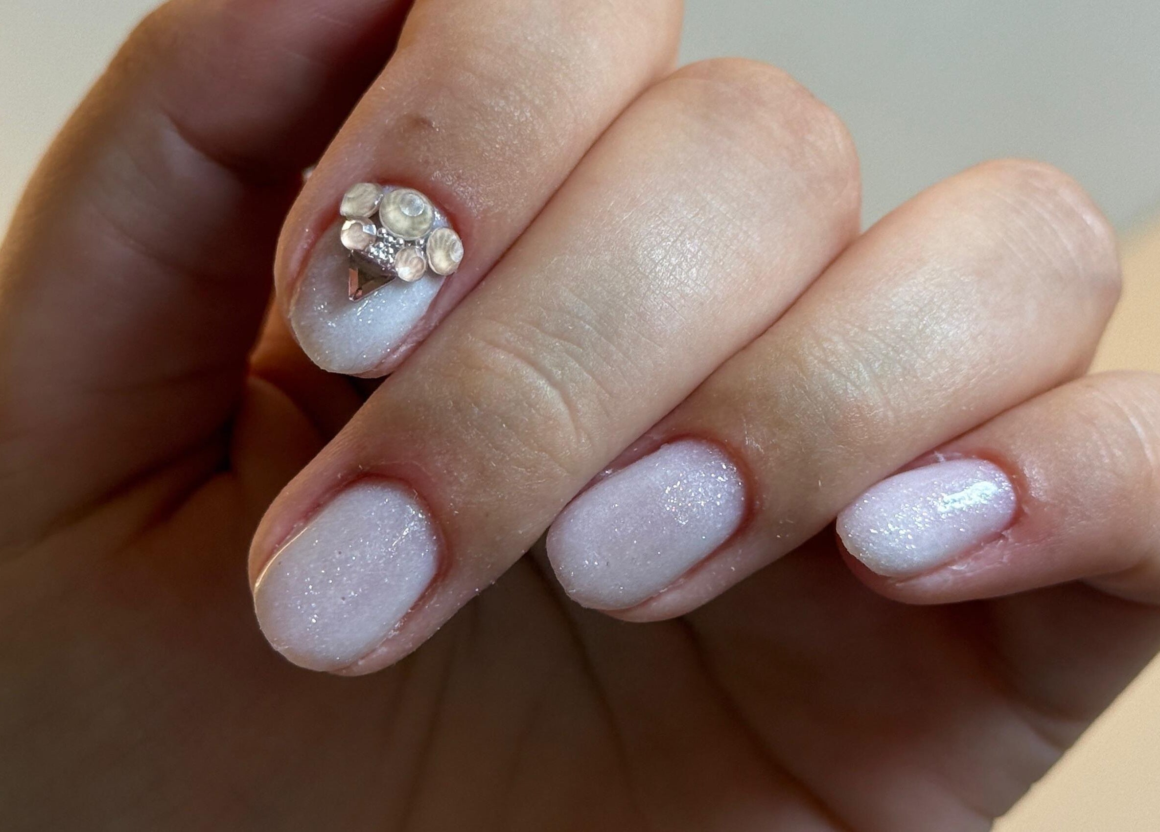 Design elegant unghii cu bijuterii la Flossy Studio, Cluj-napoca, Județul Cluj, RO.