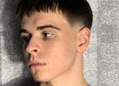 Coafură bărbătească la Flossy Studio, Cluj-napoca, Județul Cluj, RO, evidențiind stilul modern și îngrijit.