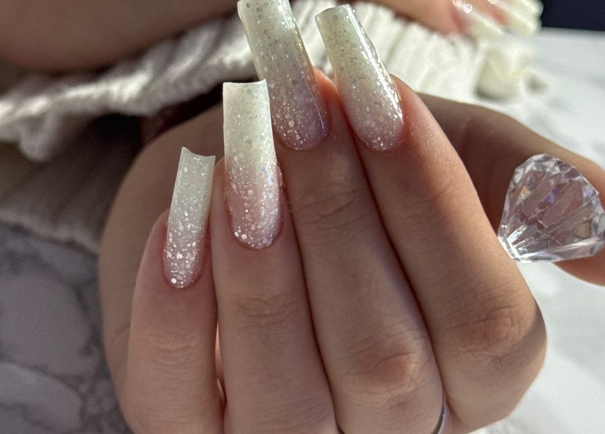 Design unghii cu sclipici la Flossy Studio, Cluj-Napoca, Județul Cluj, RO.