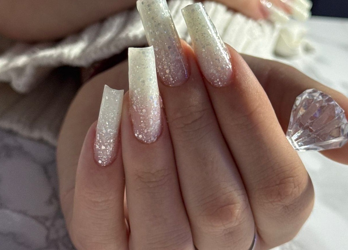 Design unghii cu sclipici la Flossy Studio, Cluj-Napoca, Județul Cluj, RO.