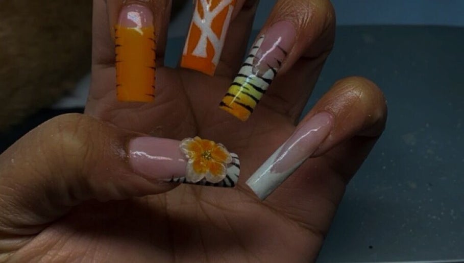Nail art vibrant à Rookah Nails, Lyon, Auvergne-rhône-alpes, FR, avec motifs orangés et floral.