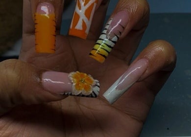 Nail art vibrant à Rookah Nails, Lyon, Auvergne-rhône-alpes, FR, avec motifs orangés et floral.