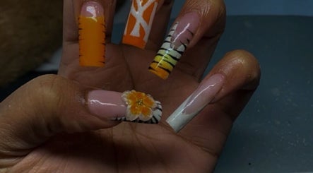 Nail art vibrant à Rookah Nails, Lyon, Auvergne-rhône-alpes, FR, avec motifs orangés et floral.