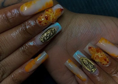 Designs d'ongles sophistiqués chez Rookah Nails à Lyon, Auvergne-rhône-alpes, FR, avec motifs dorés.