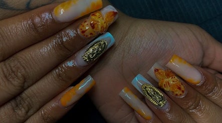 Designs d'ongles sophistiqués chez Rookah Nails à Lyon, Auvergne-rhône-alpes, FR, avec motifs dorés.