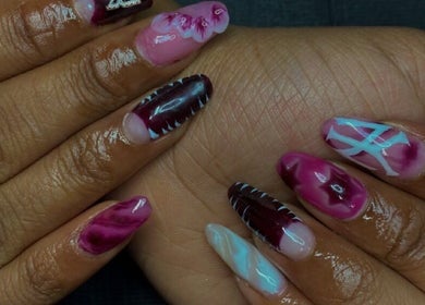 Design d'ongles artistique chez Rookah Nails, Lyon, Auvergne-rhône-alpes, FR. Style unique et tendance.
