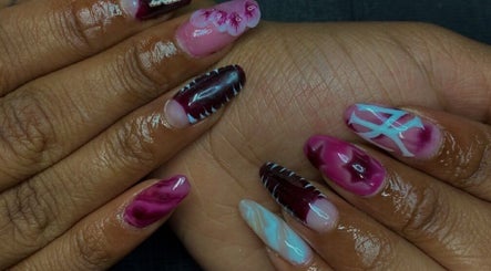 Design d'ongles artistique chez Rookah Nails, Lyon, Auvergne-rhône-alpes, FR. Style unique et tendance.