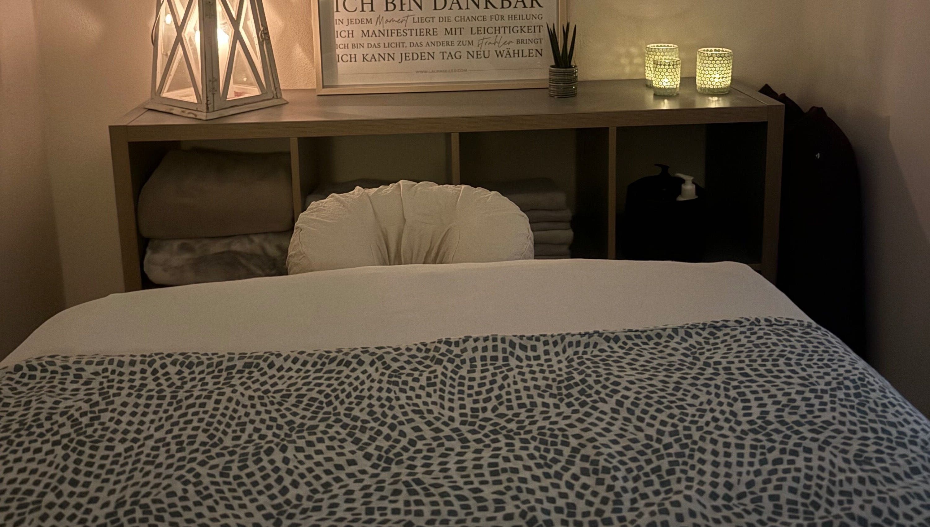 Massagebett bei Lisi de Fijter, Tandel, Kanton Vianden, LU, mit weicher Beleuchtung und dekorativen Kerzen.