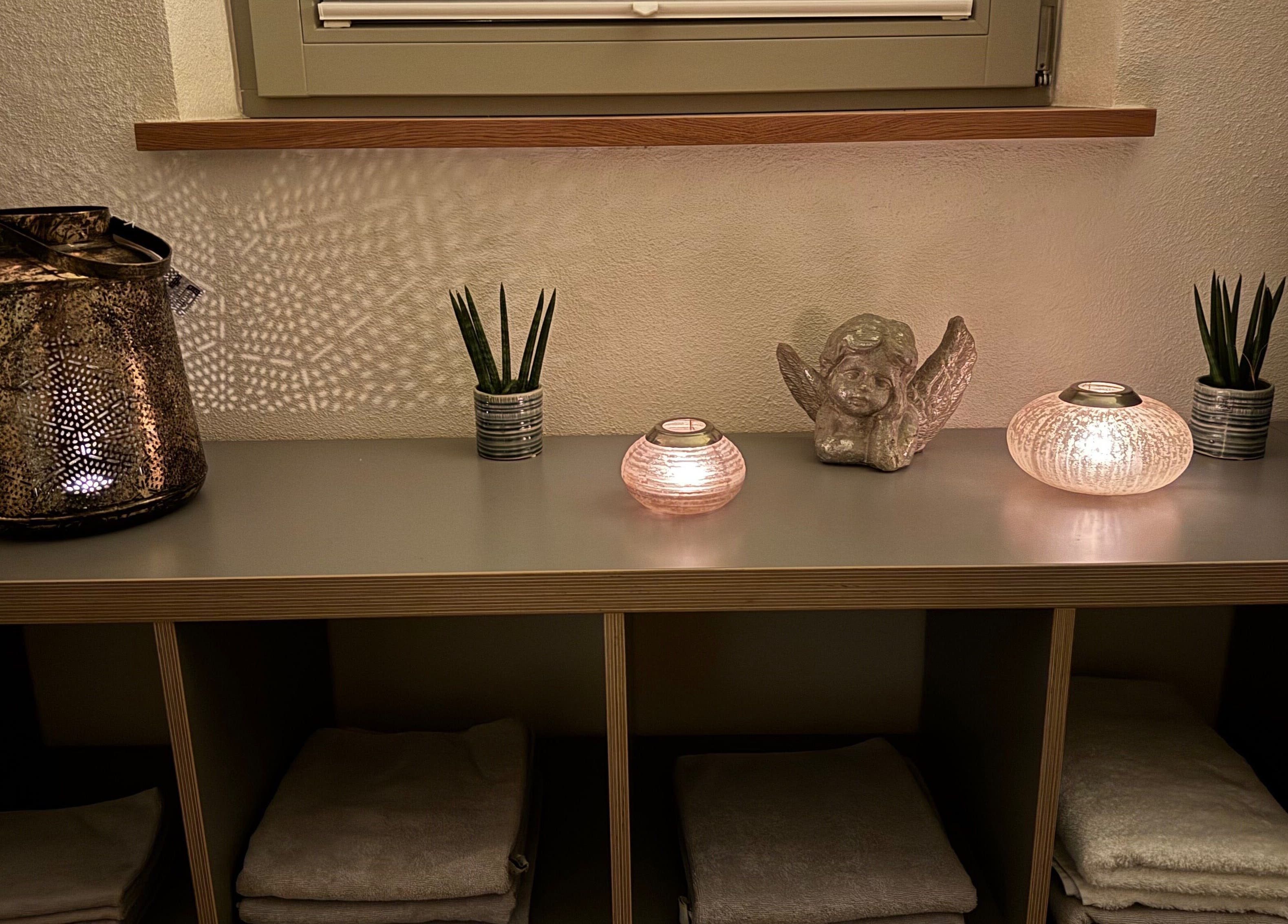 Gemütliches Regal mit Kerzenlicht bei Lisi de Fijter, Tandel, Kanton Vianden, LU, verziert mit Pflanzen und Engel.