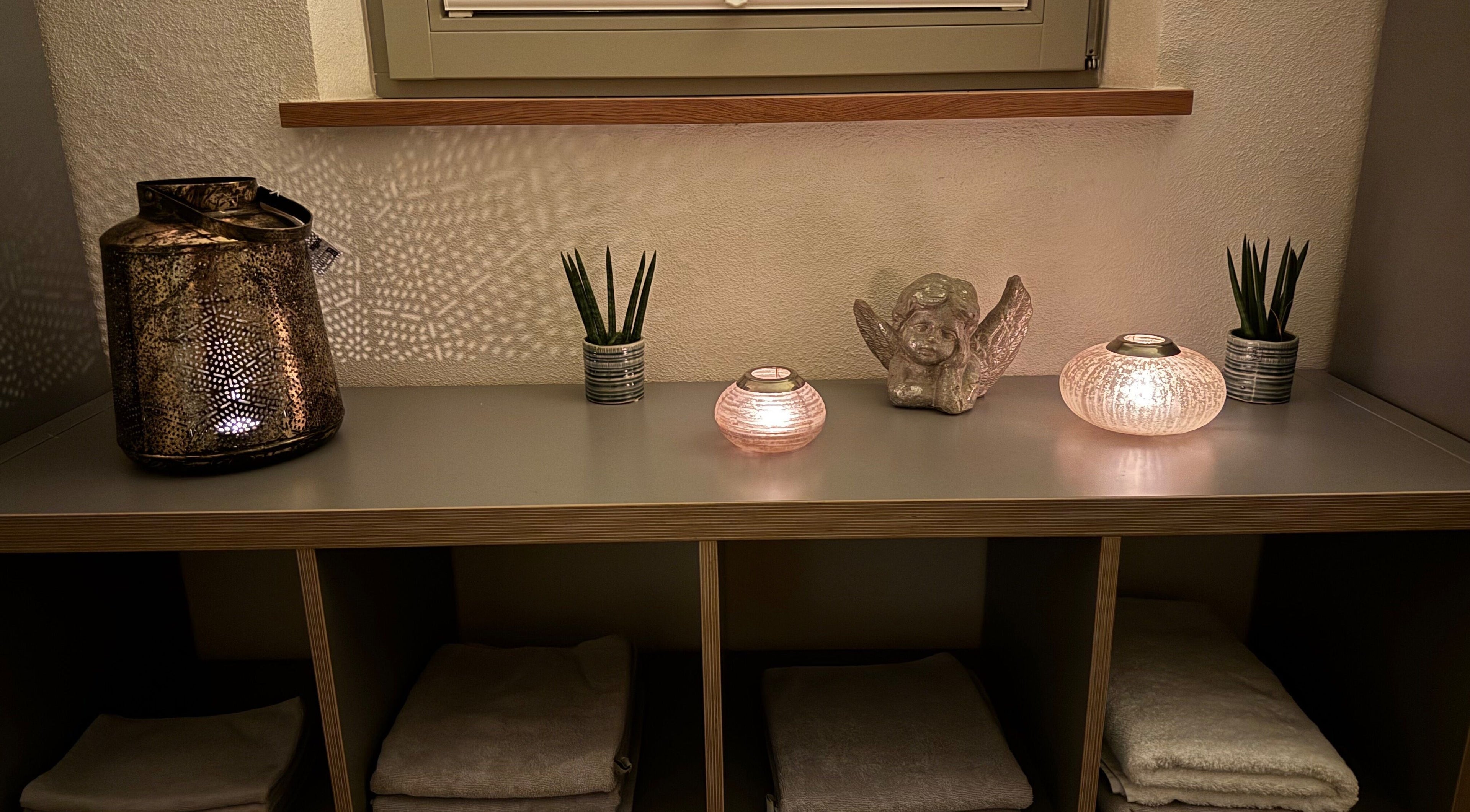 Gemütliches Regal mit Kerzenlicht bei Lisi de Fijter, Tandel, Kanton Vianden, LU, verziert mit Pflanzen und Engel.