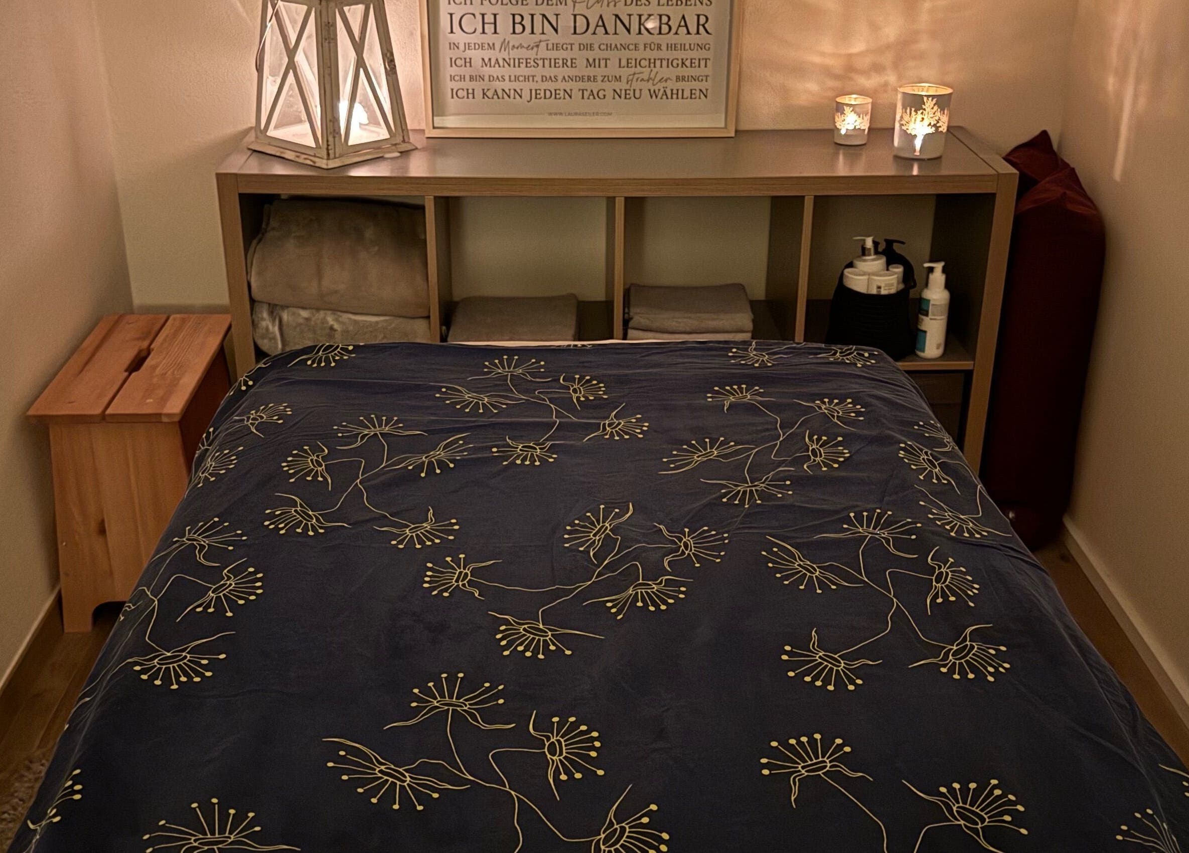 Entspannender Behandlungsraum bei Lisi de Fijter in Tandel, Kanton Vianden, LU, mit beruhigender Dekoration.