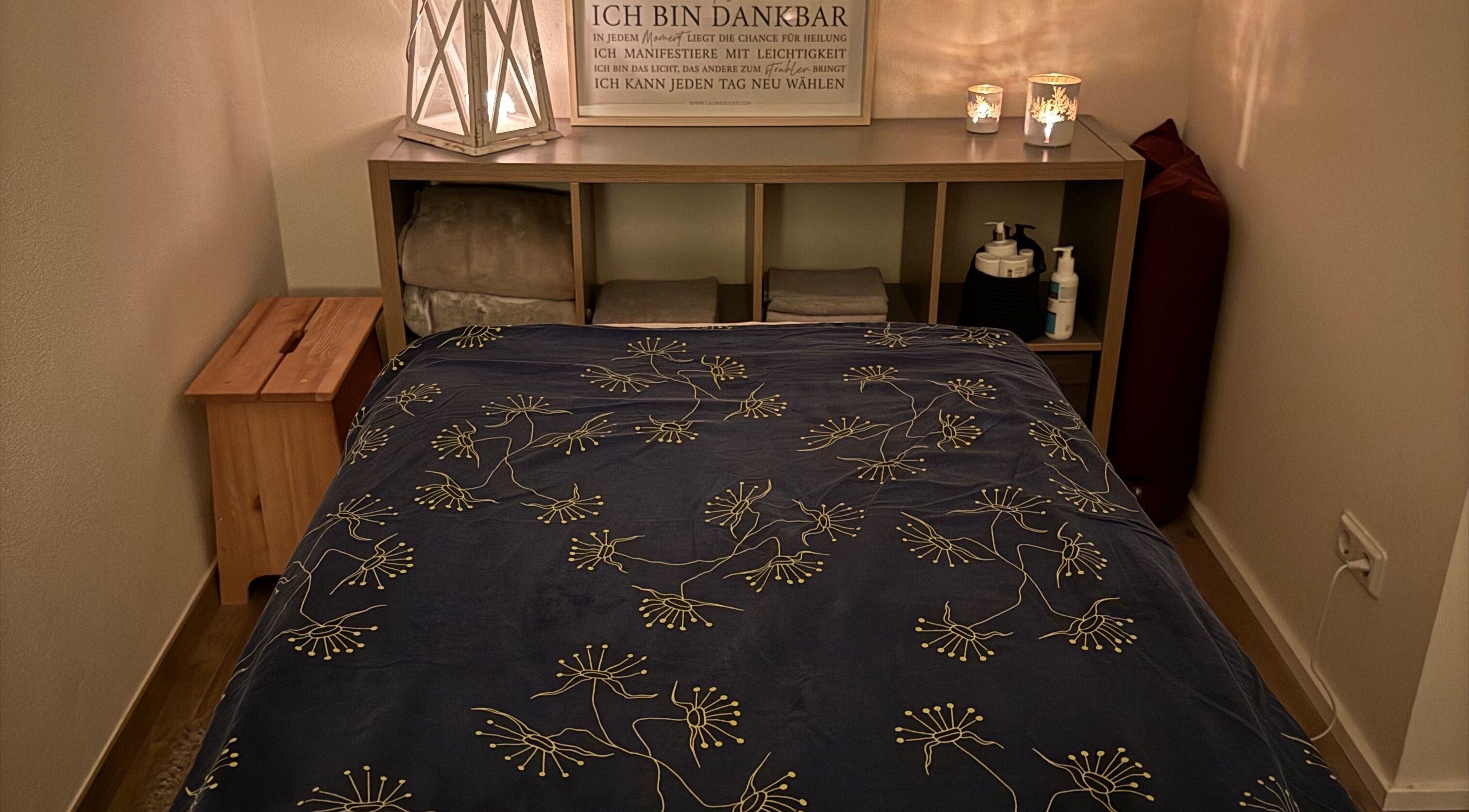 Entspannender Behandlungsraum bei Lisi de Fijter in Tandel, Kanton Vianden, LU, mit beruhigender Dekoration.