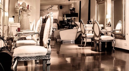 Interior elegante de Crearte Styling en Barcelona, Catalunya, ES, con sillas vintage y espejos ornamentados.