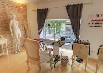 Espacio acogedor de Crearte Styling en Barcelona, Catalunya, ES, con decoración vintage y luz natural.