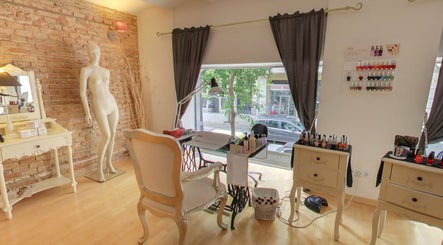 Espacio acogedor de Crearte Styling en Barcelona, Catalunya, ES, con decoración vintage y luz natural.
