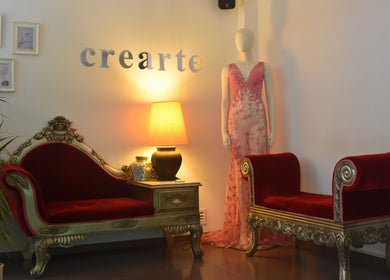 Zona de recepción en Crearte Styling, Barcelona, con muebles rojos y decoración estilizada.