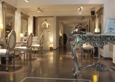 Interior elegante de Crearte Styling en Barcelona, Catalunya, ES, con espejos y sillas de diseño clásico.