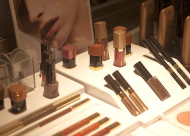 Productos de maquillaje en Crearte Styling, Barcelona, Catalunya, ES, exhibidos en elegante mostrador.