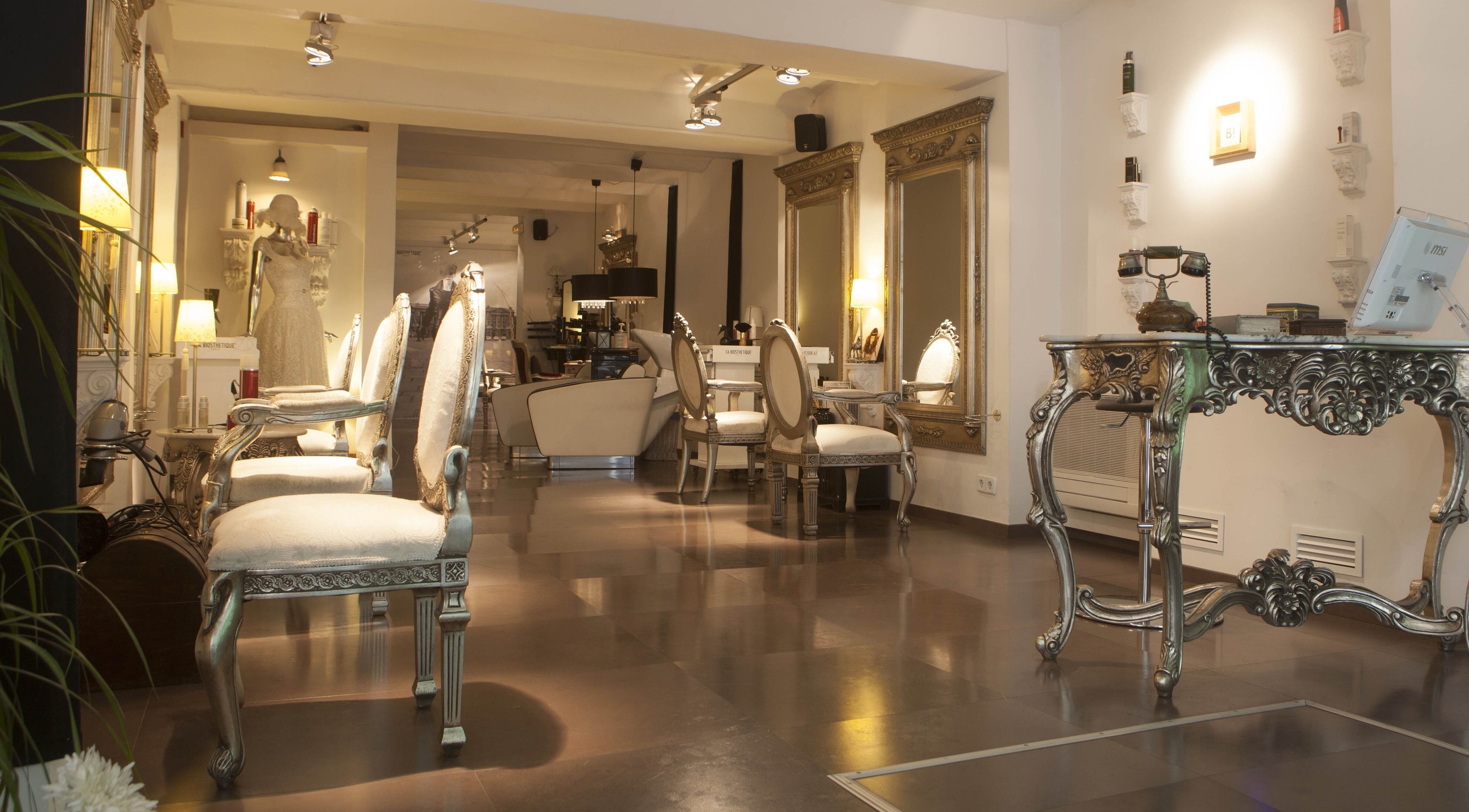 Interior elegante de Crearte Styling en Barcelona, Catalunya, ES, mostrando sillas ornamentadas y espejos.