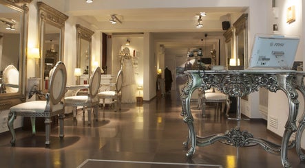 Interior elegante del salón Crearte Styling en Barcelona, Catalunya, ES, con muebles finamente decorados.