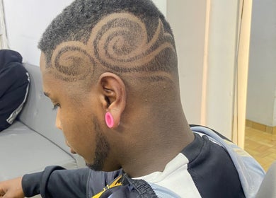 Corte de cabello con diseño en espiral en Johan machine barber shop, Bogotá, D.c., Bogotá, D.c., CO