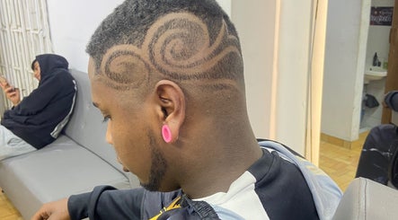 Corte de cabello con diseño en espiral en Johan machine barber shop, Bogotá, D.c., Bogotá, D.c., CO