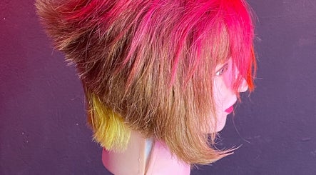 Peinado colorido en Johan machine barber shop, Bogotá, D.c., Bogotá, D.c., CO.