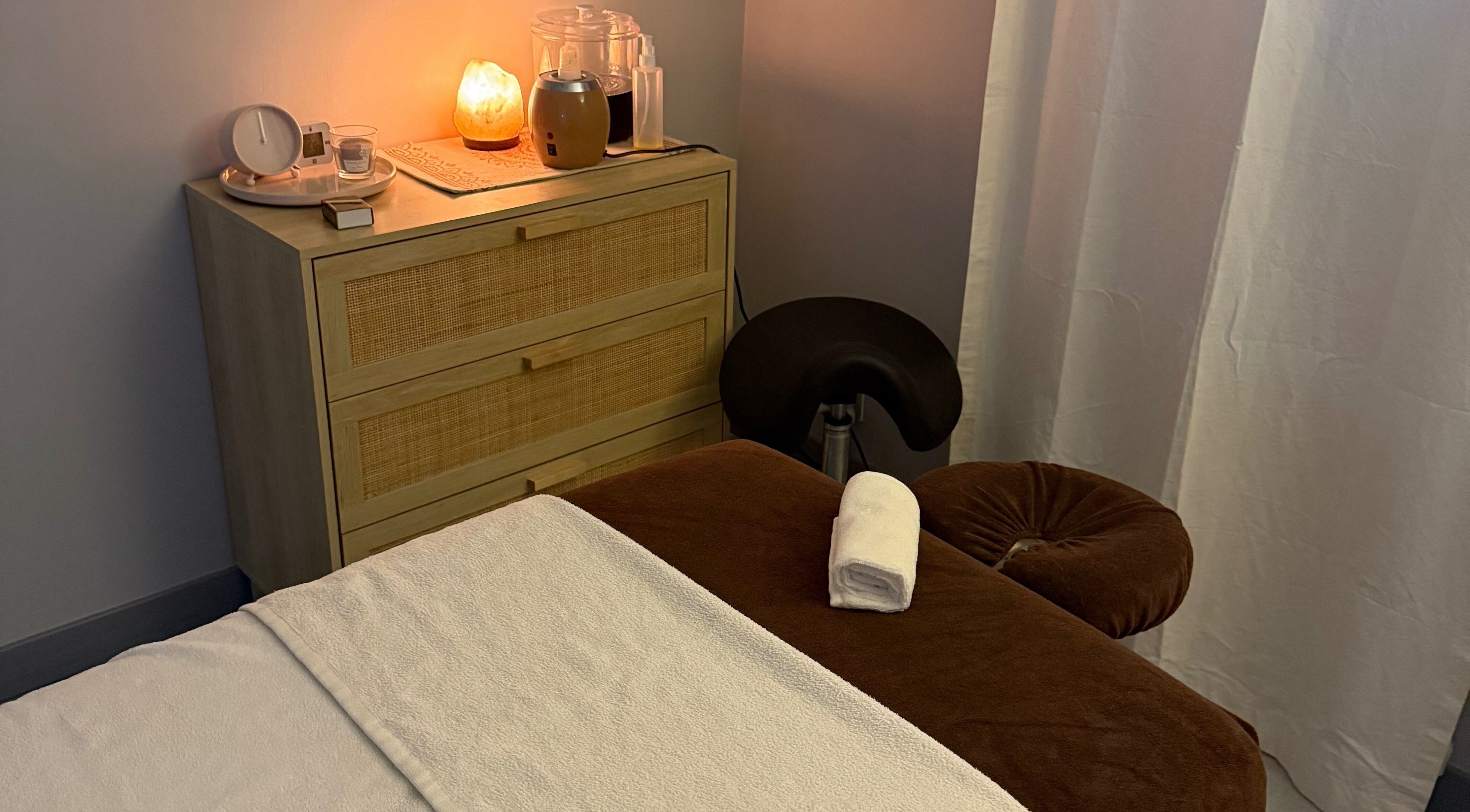 Salle de massage paisible à Shiso Massages By Sophie, Auch, Occitanie, FR, avec table et éclairage chaleureux.