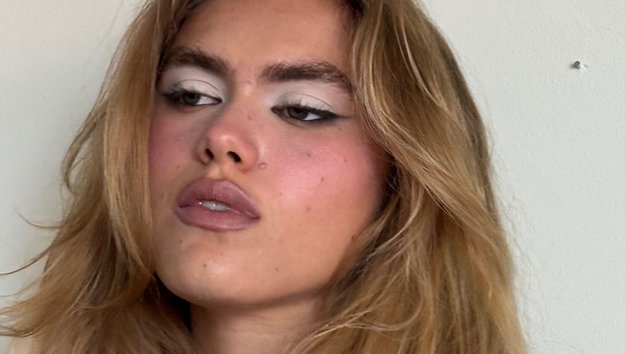Stylish woman with natural makeup at YUDELKA HAIR - 1er - MARTHA, Paris, Île-de-France, FR.