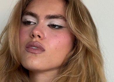 Stylish woman with natural makeup at YUDELKA HAIR - 1er - MARTHA, Paris, Île-de-France, FR.