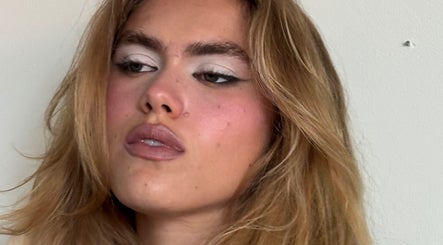 Stylish woman with natural makeup at YUDELKA HAIR - 1er - MARTHA, Paris, Île-de-France, FR.