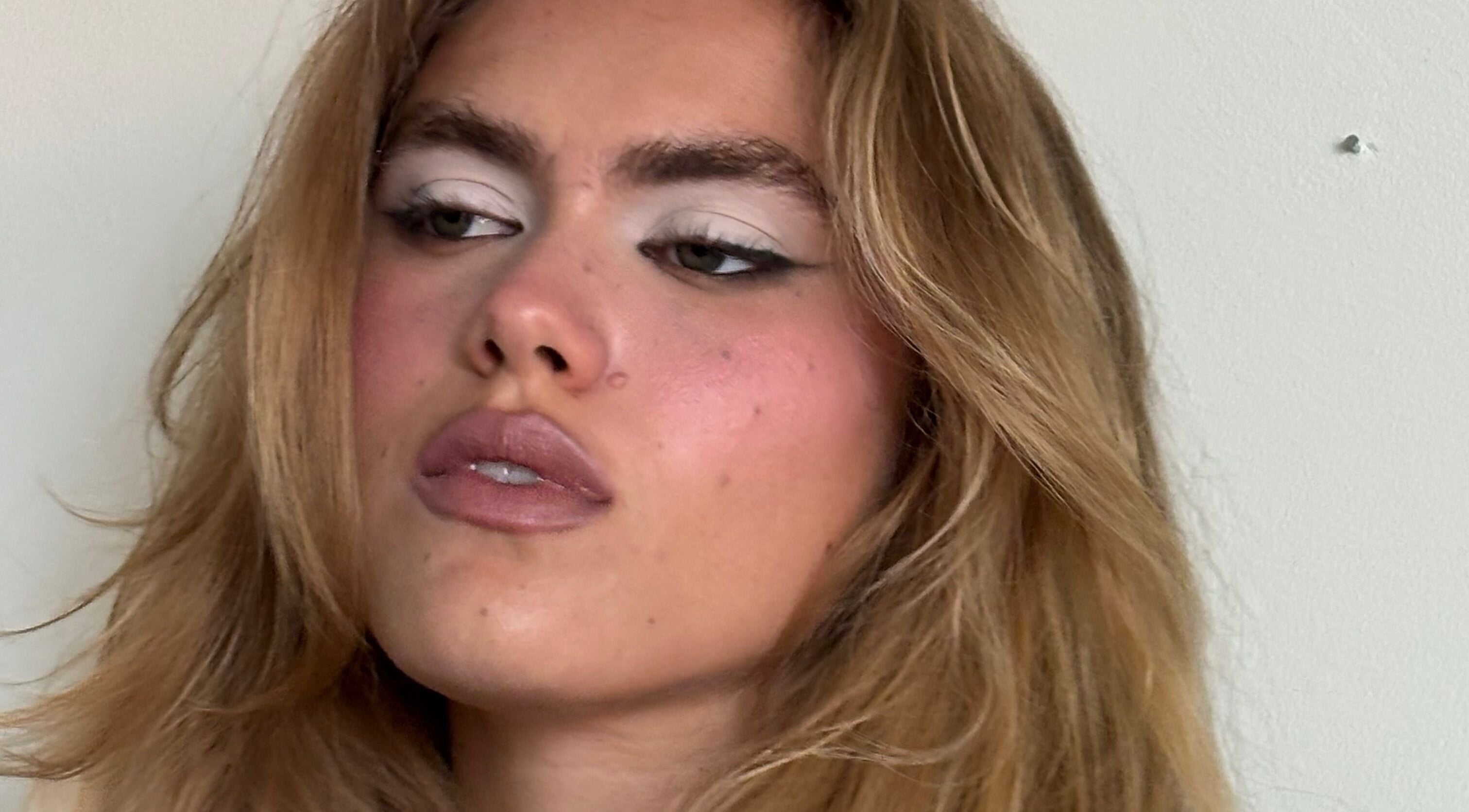 Close-up of stylish makeup look at Yudelka Hair, Paris, Île-de-France, FR, highlighting natural beauty.